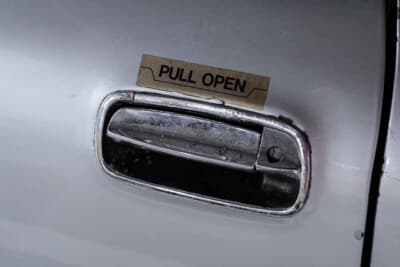 ポインター：オリジナルのポインターと同様に、ドアオープナーの上部にも特製ステッカーを貼付している