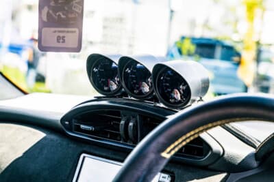 トヨタ 86：オートゲージ製の3連メーターもセットされている