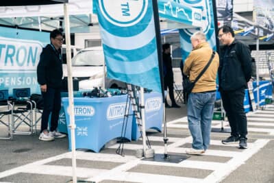 出展ブースの担当者に製品に関する質問を直接投げかける参加者も見られた