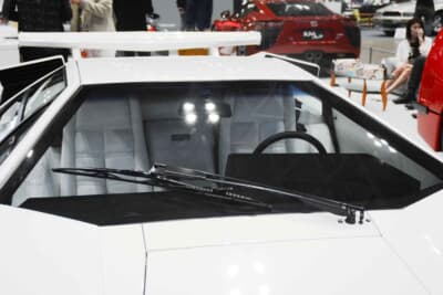 ランボルギーニ カウンタック LP400S：極端に寝たフロントガラスと巨大な一本ワイパーだ