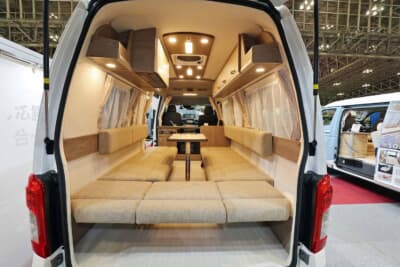 レクビィ プラス LIV'N：リアハッチ全開での室内全景。掘りごたつのような空間だ