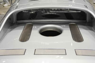 ポルシェ 904/8：リアのエンジンフード周辺。1981ccのフラット8が鎮座する