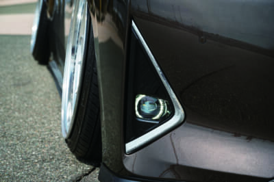 トヨタ アルファード：デイライトとウインカーの切り替え発光が可能なフォグランプも、クリスタルアイの製品。さらにやんやんサンはDIY加工でドア開閉と連動した点滅機能を持たせている 