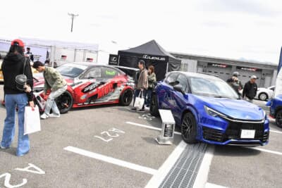パドックの出展エリアにはレクサスのブースもあり、展示するのは昨年までケングシ選手が乗っていたLEXUS IS500 F SPORT Performance／DRIFTと。今季のマシンのベースとなるLEXUS LBX
