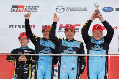 SUZUKA 5時間レースのST-Xクラス2位表彰台に立つ＃23 TKRI松永建設AMG GT3のドライバーたち。DAISUKE、片岡龍也、中山友貴、元嶋佑弥の4名で表彰台を讃え合った