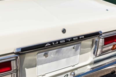 日産 バイオレット・オースター 1400DX：トランク後端に配されたAUSTERエンブレム。バイオレットとの識別ポイントのひとつだ