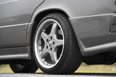 メルセデス・ベンツ 190E：リアホイールは少し幅広となる17×8.5Jを採用。フロントと同じくW203型の純正を選択し、リアブレーキはW124型E500用を移植して制動力を大幅に強化している