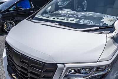 トヨタ アルファード：マットブラックのグリルに合わせてボンネットやワイパーアームをマットホワイトでラッピング