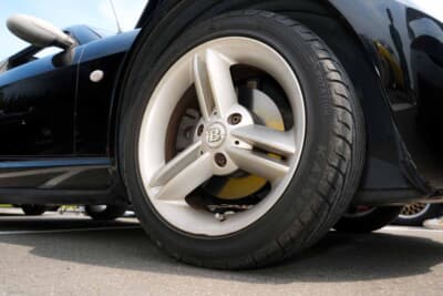 スマート ロードスター：選択肢の少ないホイールはロードスター純正の15インチからクーペ純正の16インチに変更。ブラバス純正センターキャップがワンポイント