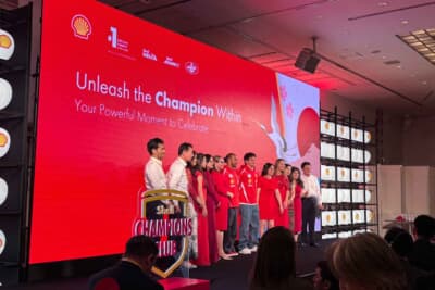 鈴鹿サーキットホテルのバンケットで開催されたシェル ヒリックス ウルトラ発表会にはルイス・ハミルトン選手とシャルル・ルクレール選手がサプライズで登壇