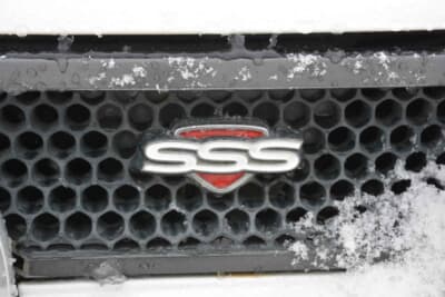 日産 ブルーバード SSS-R：雪が積もったフロントグリルに「SSS」エンブレムが映える