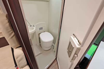 レガードNeo+:専用の手洗いと温水シャワーを備えるマルチルーム。展示車にはオプションのラップ式トイレ(クレサナ)が装着されていた