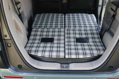 ホンダ N-BOX JOY:後席を倒すだけでチェック柄の広大な「ふらっとテラス」が出現する