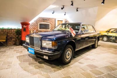 ロールスロイス シルバースパーII：存在感を放つフロントマスク。「外」ナンバーのレプリカが雰囲気を高める