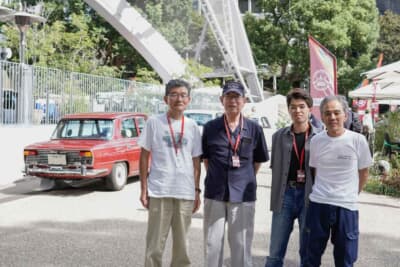 日野 コンテッサ 1300 デラックス：日野コンテッサクラブの面々とイベントを楽しむ寺尾さん。同好の先輩たちとの会話から、若きオーナーは知識を吸収していく