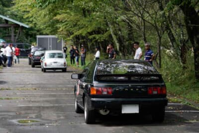 いすゞ ピアッツァ ハンドリングバイロータス：木陰に佇む美しいリアビュー。アッソ・ディ・フィオーリから受け継いだデザインの魅力を再認識させてくれる