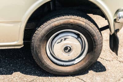 ホンダ NⅢ 360 TOWN：スチールホイールに装着された純正のハブキャップ。「不要な脱着をしない」という方針のもと、貴重な純正部品が良好なコンディションを保っている