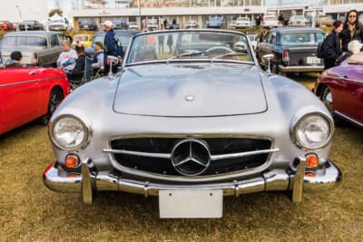 メルセデスベンツ 190SL：芝生広場に集まった名車のなかでも、ひときわエレガントな存在感を放っていた