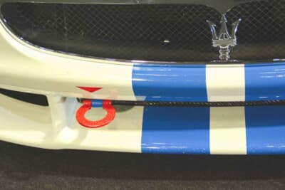 マセラティ グランスポーツ トロフェオ:フロントバンパー下部。レーシングカーならではの低い車高が特徴的だ