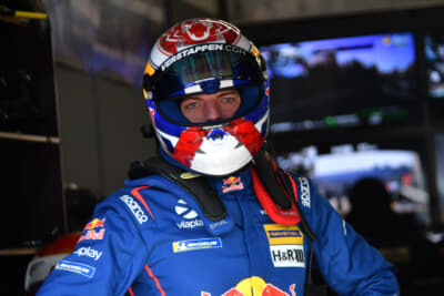 マックス・フェルスタッペン選手:レッドブルの現役F1ドライバーがニュル耐へ参戦するとあり、会場は熱狂