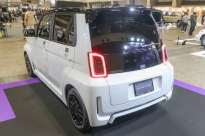 ホンダ Super-ONE：四角いテールランプが特徴的なリアビュー。まとまりあるデザインだ