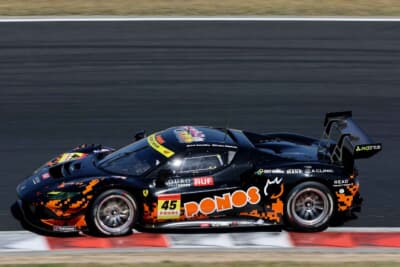 45号車 PONOS FERRARI 296:黒とオレンジのボディでコースを力強く走る