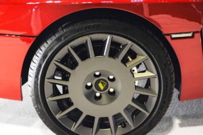 足元を引き締める専用ホイール。現代の技術で剛性も向上している