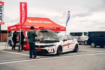 ブースに展示された各メーカーのデモカーをじっくりと眺める参加者も多く見られた