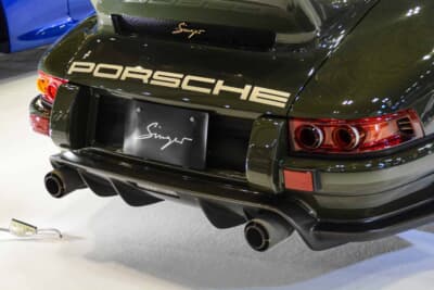 ポルシェ 911 リイマジンドbyシンガー DLS：往年のレーシングカーによく見られた薄肉パイプが熱や排圧で変形するのを防ぐためのマフラーステー。細部へのこだわりを感じるポイントだ
