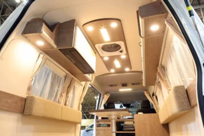 レクビィ プラス LIV'N：複数のオーバーヘッド収納ボックスとLED照明群がモジュール設計によって効率よく配置されている