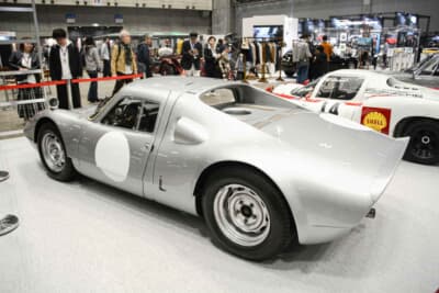 ポルシェ 904/8：後方からのローアングル。地を這うような低いシルエットが際立つ