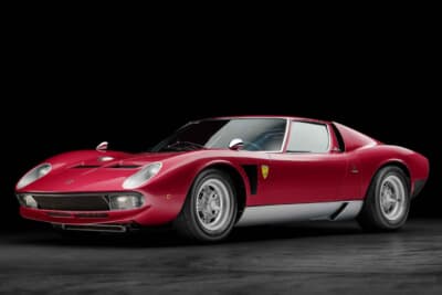 ランボルギーニ ミウラSVJ：元パーレビ国王やニコラス ケイジの愛車として知られるシャシーナンバー4934だ。深みのある赤いボディがスタジオの暗闇に浮かび上がる