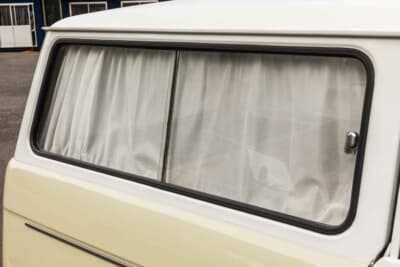 ミツビシ 360バン：デラックスのカーテン。オーナー自らが手縫いして当時の姿を再現した