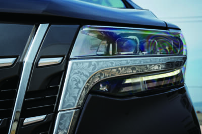 トヨタ アルファード：エングレービング柄のフィルムはTSKグラフィック製。市販のセット品ではカバーされていない部分についてはワンオフでオーダーしている    