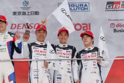 SUZUKA 5時間レースのST-Xクラス3位表彰台に立つ＃31 DENSO LEXUS RC F GT3のドライバーたち。永井宏明、小河諒、嵯峨宏紀の3名が鈴鹿の表彰台に並んだ