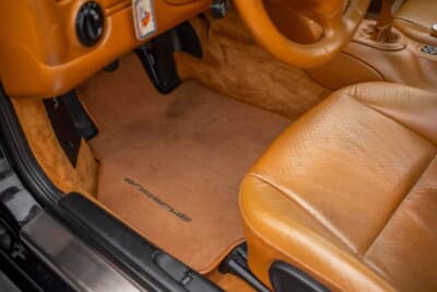 14万8500ドル（邦貨換算約2361万円）で落札された2002年式「ポルシェ 911 GT2」（C）Courtesy of RM Sotheby's