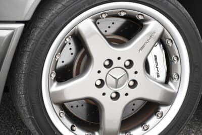 メルセデス・ベンツ 190E：フロントブレーキ周りのアップ。他車種からの流用など、国内外のネットオークションや専門ショップを駆使して集めたパーツで最適化され、オーナーの深い知識とこだわりが光る