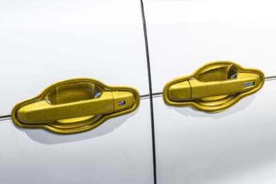 トヨタ アルファード：ドアハンドルだけゴールドなのは、以前のホイールに合わせた名残。今後ホワイト化する予定だという