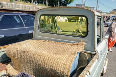 スズキ スズライトキャリイ：荷台には編み込み柄のシートが敷かれ実用と遊び心が同居する