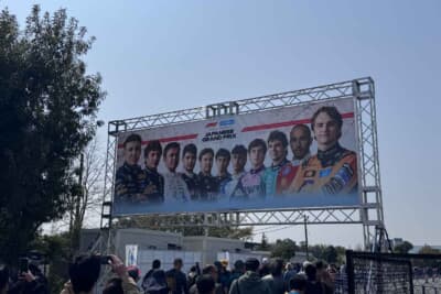 鈴鹿サーキットゲートに設えられたF1スターパイロット達のバナー。世界戦の幕開けにふさわしい演出ですよね