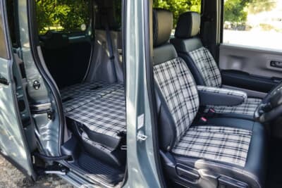 ホンダ N-BOX JOY:前後シートを展開すれば、足を伸ばしてくつろげる広大なフラットスペースが生まれる