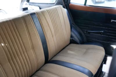 日産 バイオレットバン：オリジナル状態を保つリアシート。バンならではのシンプルで実用的な仕立てとなっている