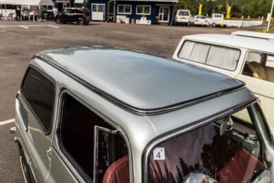 スバル 360カスタム：ルーフ部分。商用バンとしての実用性が考えられたフラットな造形だ