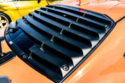 トヨタ 86：リアウィンドウにはルーバーがセットされている