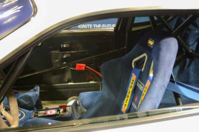 マセラティ グランスポーツ トロフェオ:ロールケージが張り巡らされた室内。まさに戦うためのコックピット