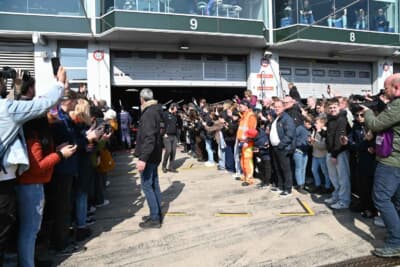 メルセデスAMG GT3：大混雑のなか、スターティンググリッドへと向かうフェルスタッペンのマシン