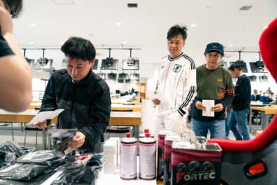 参加者特典の商品を選ぶ走行会の参加者。走行会への申し込み受理が早い順で選ぶことができるので、早めに申し込もう