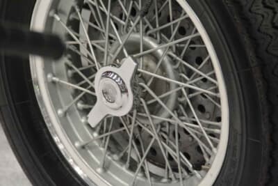 チシタリア アバルト 204A：センターロック式のワイヤースポークホイールを装着する