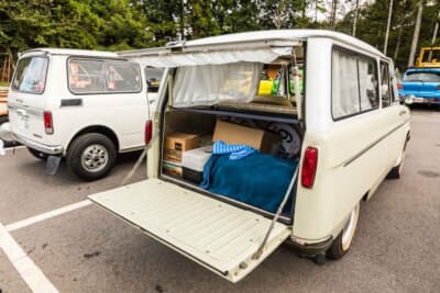 ミツビシ 360バン：上下二分割に開くハッチゲート。積み下ろしを考慮した実用的な装備だ