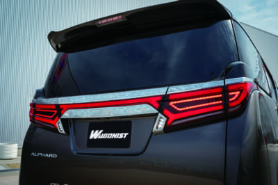 フトヨタ アルファード：ァイバーの面発光の美しさとLEDのツブ感とのバランスが絶妙な、クリスタルアイ製テールランプ。「試作発表時から狙ってました！」と、2025年の取材時に語っていた**“やんやん”さん**